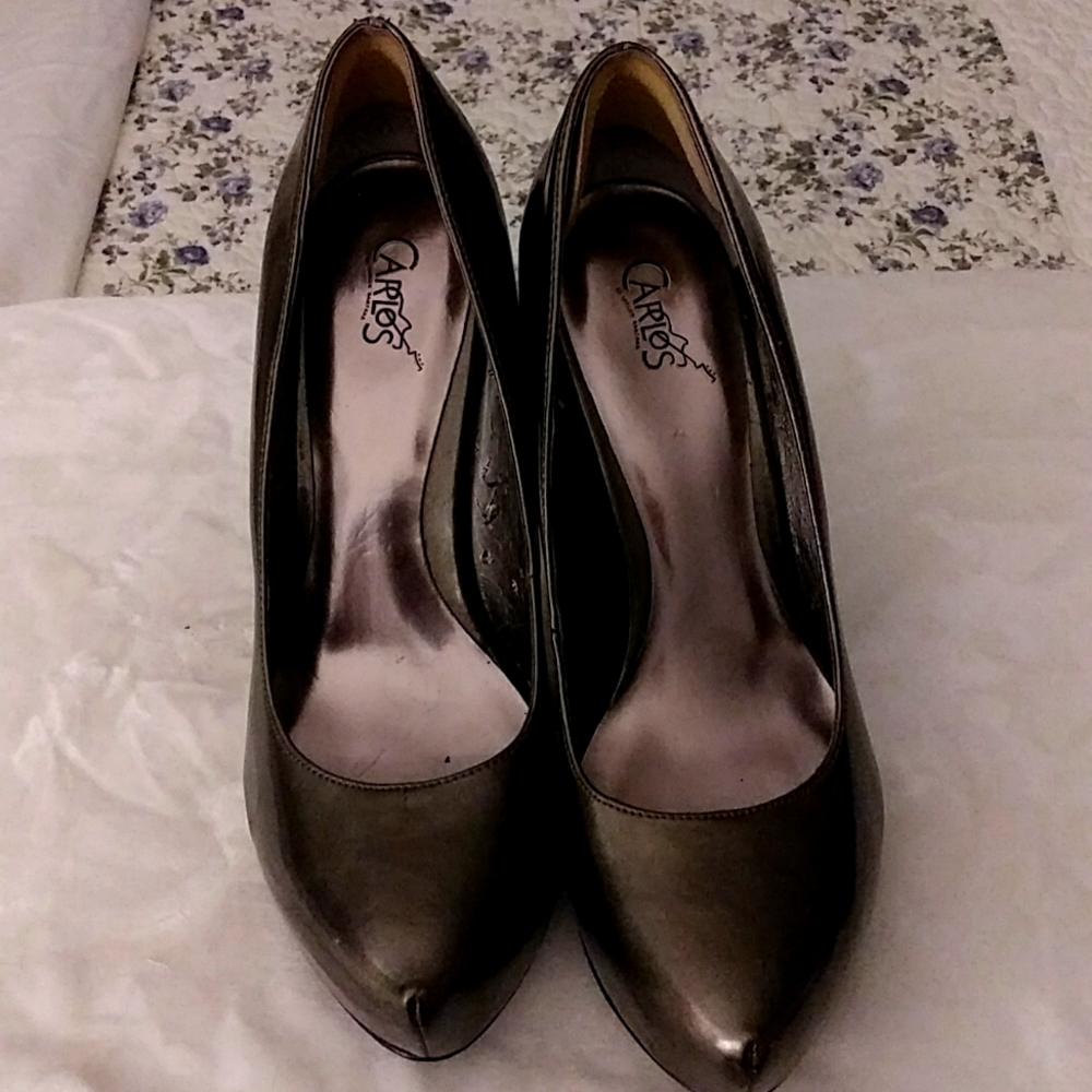 Selling a size 9 and 1/2 pair of shoes, made by Carlos and it's grayish in color